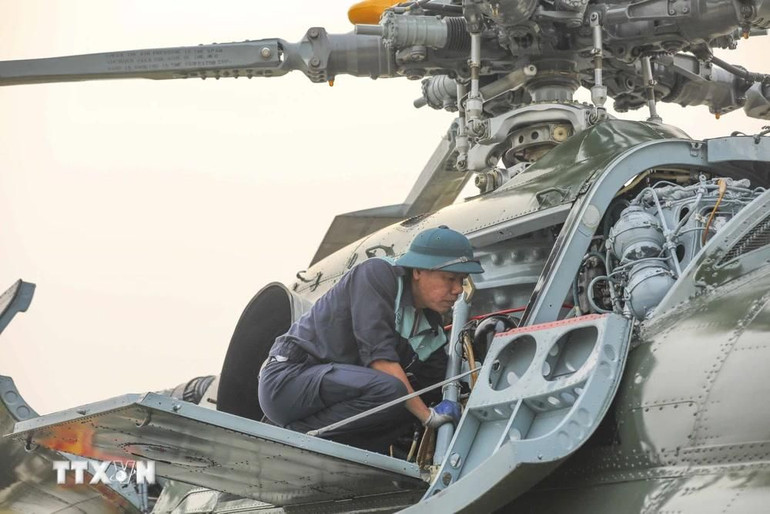 Kiểm tra kỹ thuật máy bay sau mỗi chuyến bay. (Ảnh: Xuân Tư/TTXVN)