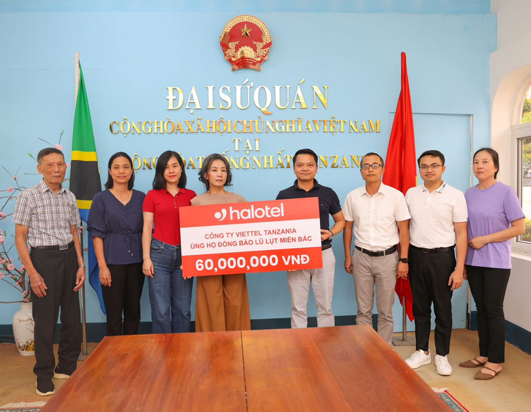 Công ty Viettel Tanzania (Halotel) ủng hộ đồng bào bị lũ lụt.