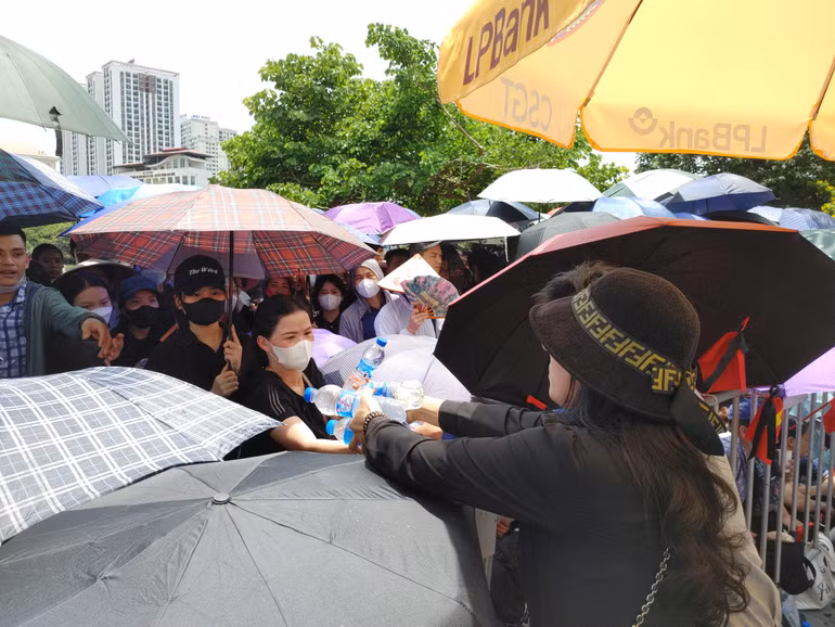 Những điểm phát nước miễn phí tiếp sức người dân dưới trời nắng nóng tại khu vực gần Nghĩa trang Mai Dịch. Những điểm phát nước miễn phí tiếp sức người dân dưới trời nắng nóng tại khu vực gần Nghĩa trang Mai Dịch.