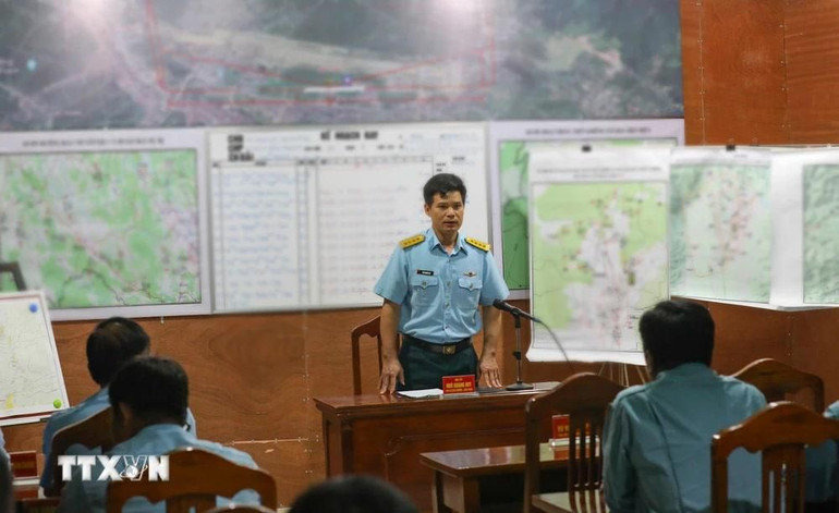 Họp quán triệt trước khi thực hiện bay. (Ảnh: Xuân Tư/TTXVN)