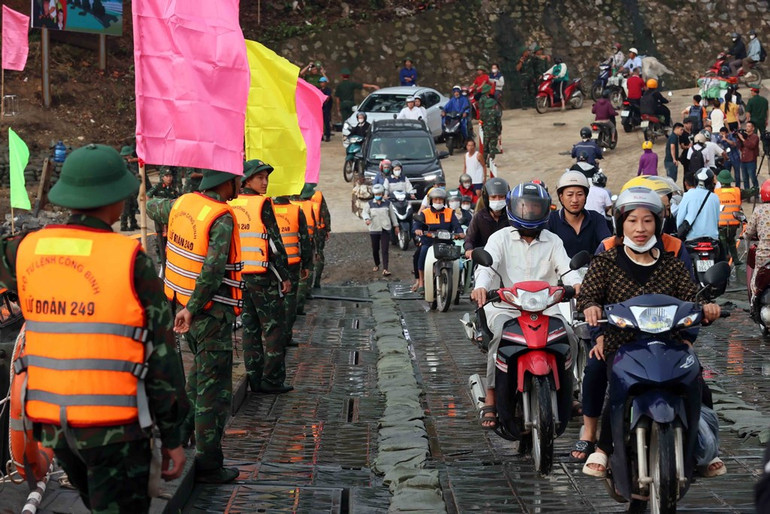 Dòng phương tiện qua cầu sau lệnh thông xe chính thức lúc 6 giờ ngày 30/9. Ảnh: An Đăng-TTXVN