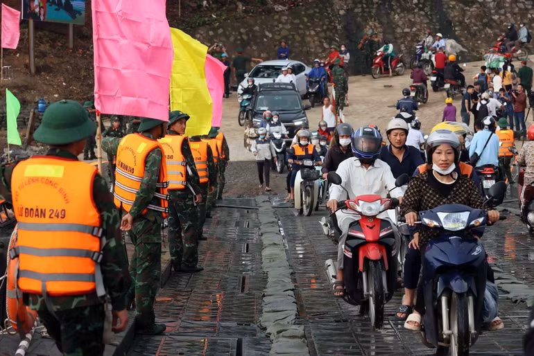 Dòng phương tiện qua cầu sau lệnh thông xe chính thức lúc 6 giờ ngày 30/9. Ảnh: An Đăng-TTXVN