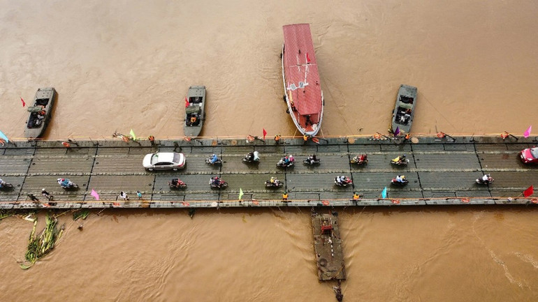 Dòng phương tiện qua cầu sau lệnh thông xe chính thức lúc 6 giờ ngày 30/9. Ảnh: Hoàng Hiếu-TTXVN