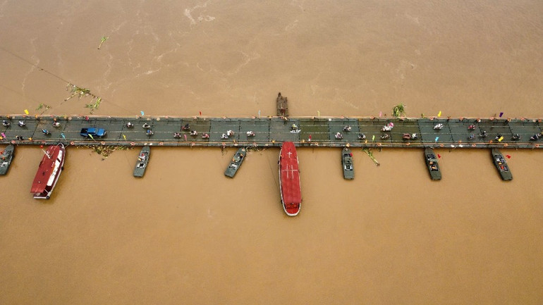 Dòng phương tiện qua cầu sau lệnh thông xe chính thức lúc 6 giờ ngày 30/9. Ảnh: Hoàng Hiếu-TTXVN