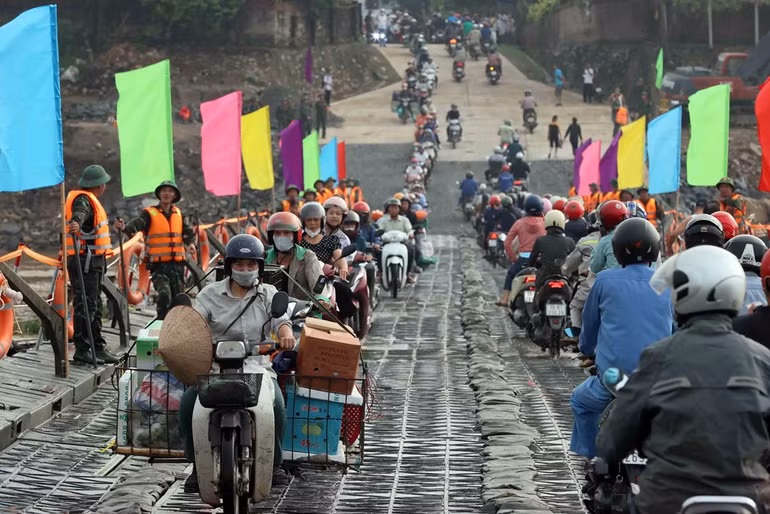 Dòng phương tiện qua cầu sau lệnh thông xe chính thức lúc 6 giờ ngày 30/9. Ảnh: An Đăng-TTXVN