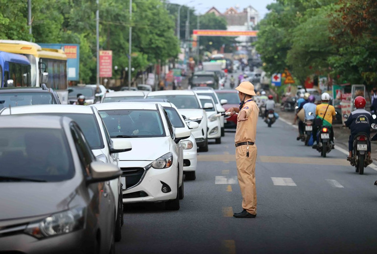 Bảo đảm lưu thông an toàn tại các hướng vào cầu phao Phong Châu. Ảnh: An Đăng - TTXVN