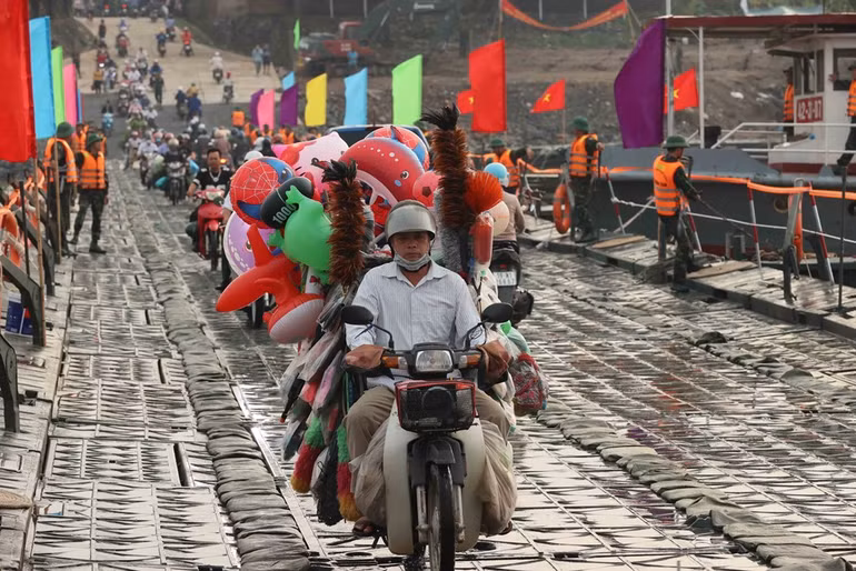 Dòng phương tiện đầu tiên qua cầu sau lệnh thông xe chính thức lúc 6 giờ ngày 30/9. Ảnh: An Đăng-TTXVN