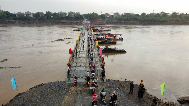 Dòng phương tiện đầu tiên qua cầu sau lệnh thông xe chính thức lúc 6 giờ ngày 30/9. Ảnh: Hoàng Hiếu-TTXVN