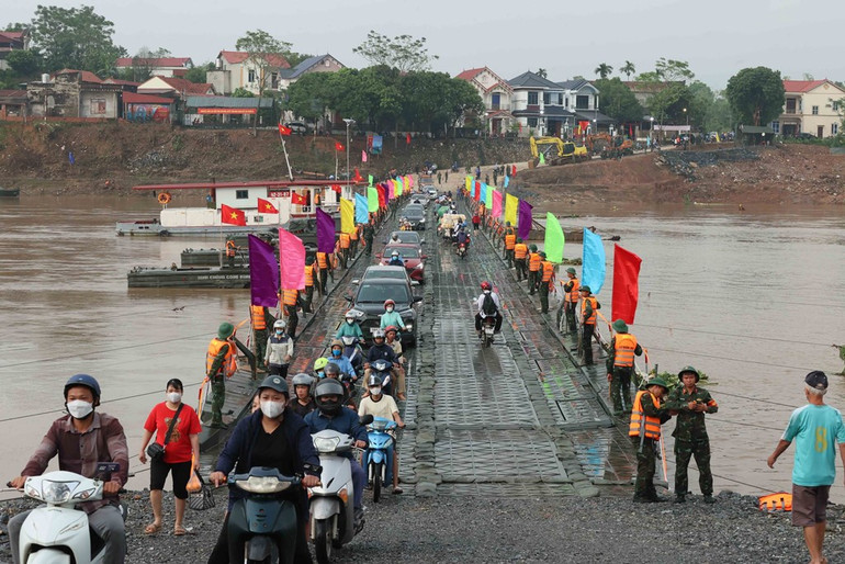 Dòng phương tiện đầu tiên qua cầu sau lệnh thông xe chính thức lúc 6 giờ ngày 30/9. Ảnh: An Đăng-TTXVN