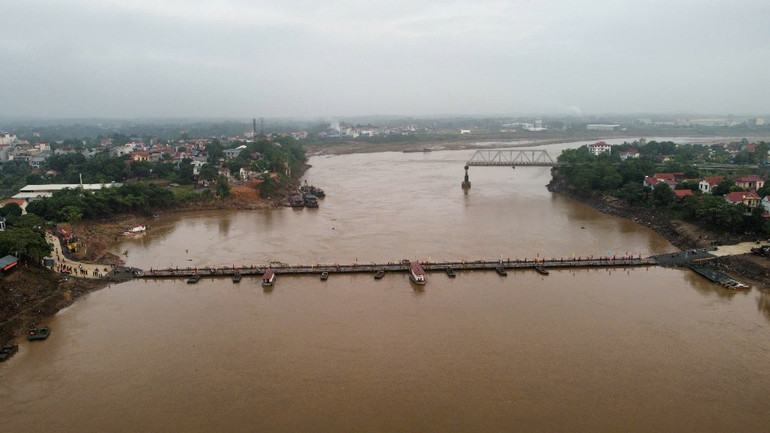 Dòng phương tiện qua cầu sau lệnh thông xe chính thức lúc 6 giờ ngày 30/9. Ảnh: Hoàng Hiếu-TTXVN