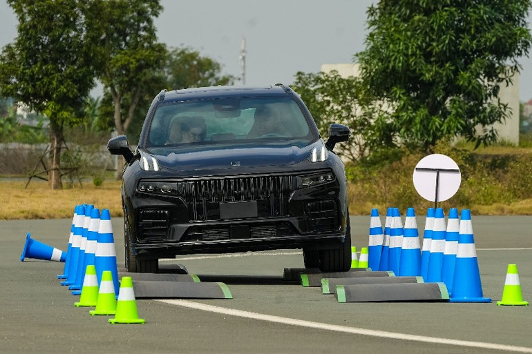 Với hệ thống treo ổn định, chắc chắn, hạn chế tối đa sự rung lắc, bài vượt địa hình không thể làm khó các mẫu xe Lynk & Co.