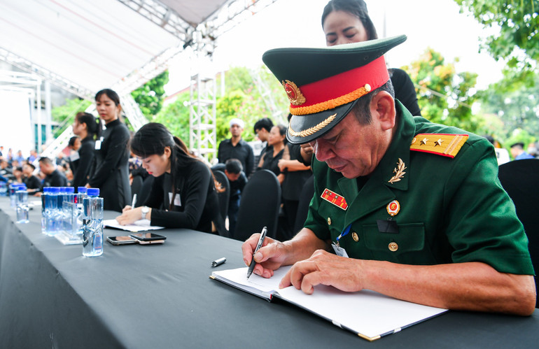 Toàn cảnh Lễ viếng Tổng Bí thư Nguyễn Phú Trọng: Trang nghiêm và xúc động ảnh 38