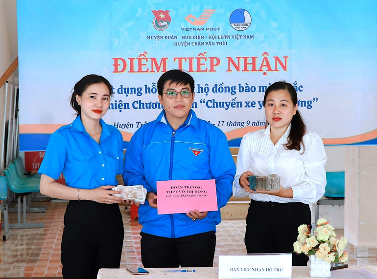 Huyện đoàn Trần Văn Thời (tỉnh Cà Mau) tiếp nhập hỗ trợ từ các tầng lớp nhân dân gửi đến đồng bào bị ảnh hưởng bởi bão, lũ phía bắc. (Ảnh: Hữu Tùng)