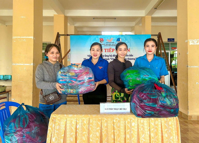 Huyện đoàn Trần Văn Thời (tỉnh Cà Mau) tiếp nhập hỗ trợ từ các tầng lớp nhân dân gửi đến đồng bào bị ảnh hưởng bởi bão, lũ phía bắc. (Ảnh: Hữu Tùng)