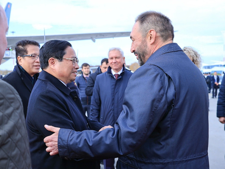Quan chức Cộng hòa Tatarstan đón Thủ tướng Phạm Minh Chính tại sân bay.