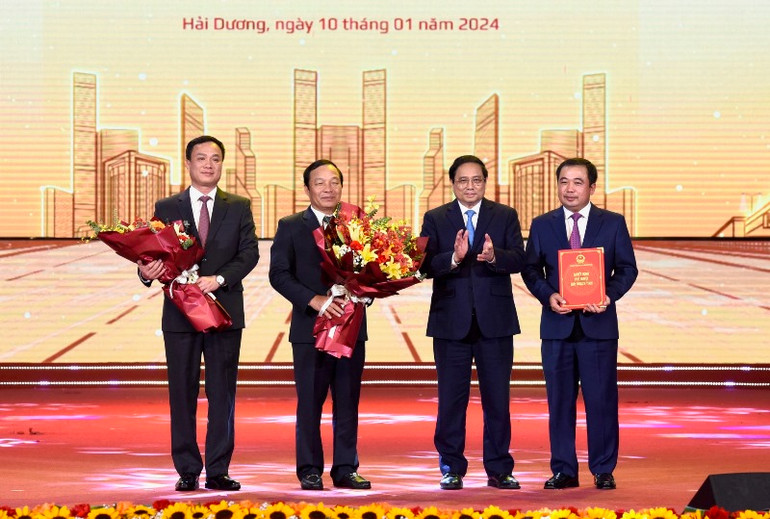 Thủ tướng Phạm Minh Chính trao Quyết định công bố quy hoạch tỉnh Hải Dương cho lãnh đạo tỉnh Hải Dương.