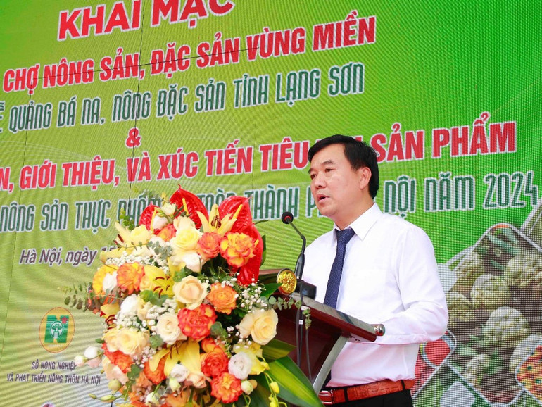 Ông Nguyễn Hữu Chiến, Giám đốc sở Nông nghiệp và Phát triển nông thôn tỉnh Lạng Sơn phát biểu tại buổi lễ khai mạc phiên chợ.