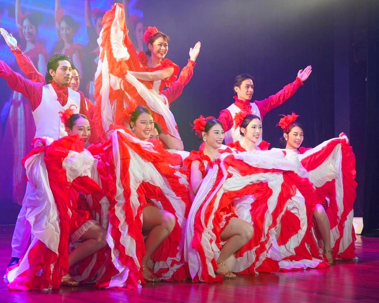 Điệu nhảy Cancan được khai thác trong vở diễn. Điệu nhảy Cancan được khai thác trong vở diễn.