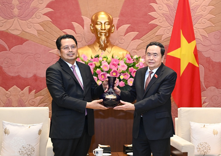 Chủ tịch Quốc hội Trần Thanh Mẫn tặng quà lưu niệm cho Phó Chủ tịch Thượng viện Indonesia H.Mahyundin.