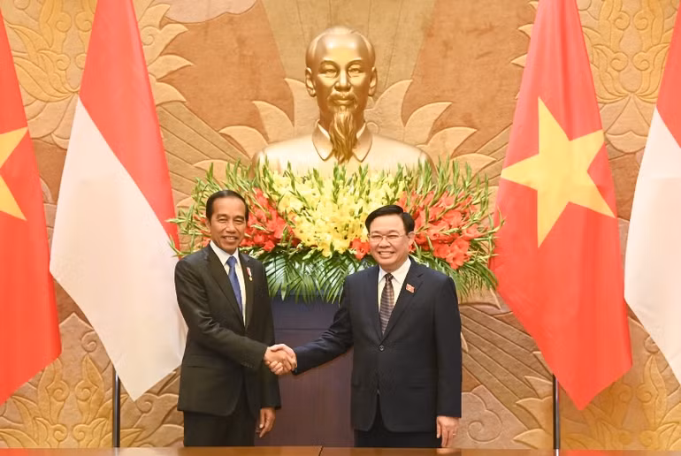 Chủ tịch Quốc hội Vương Đình Huệ và Tổng thống Indonesia Joko Widodo. (Ảnh: DUY LINH)