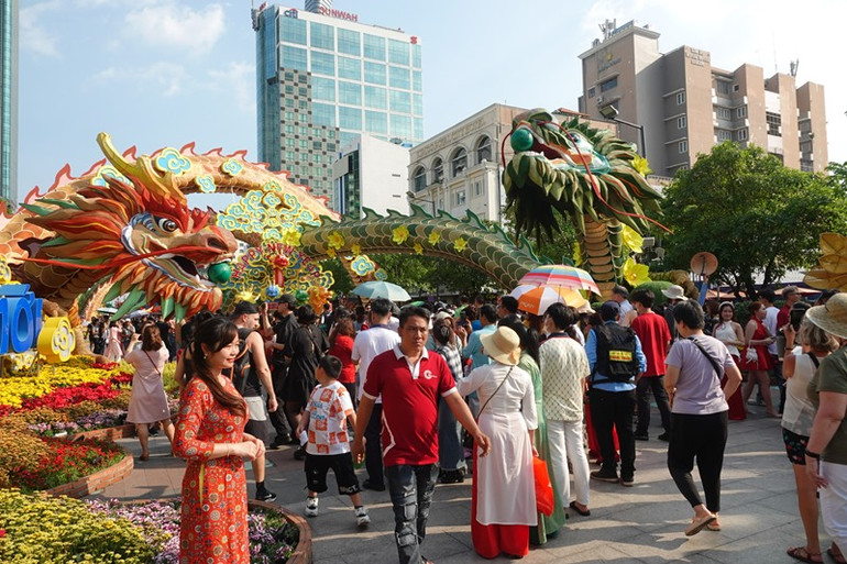 Đường hoa Nguyễn Huệ Tết Giáp Thìn 2024 tại Thành phố Hồ Chí Minh thu hút đông đảo du khách đến thưởng lãm. Ảnh: Võ Mạnh Hảo.