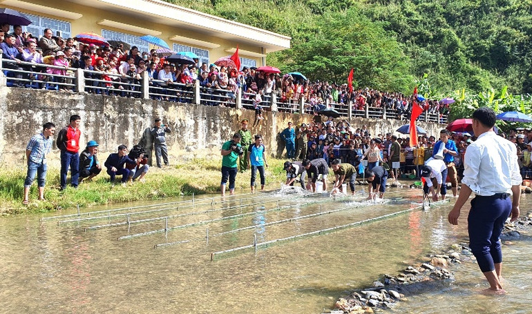 Lễ hội Tết cá của người dân tộc Tày, xã Mậu Duệ, huyện Yên Minh (Hà Giang) mới được phục dựng, thu hút được sự quan tâm của đông đảo du khách. (Trong ảnh: Cuộc thi đua cá trong Lễ hội Tết cá của người Tày). Ảnh: Khánh Toàn. Lễ hội Tết cá của người dân tộc Tày, xã Mậu Duệ, huyện Yên Minh (Hà Giang) mới được phục dựng, thu hút được sự quan tâm của đông đảo du khách. (Trong ảnh: Cuộc thi đua cá trong Lễ hội Tết cá của người Tày). Ảnh: Khánh Toàn.