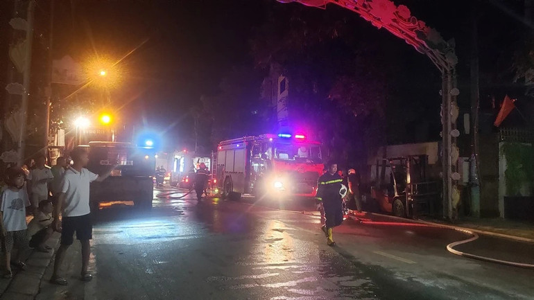 Lực lượng chức năng khẩn trương triển khai chữa cháy. Ảnh: TTXVN