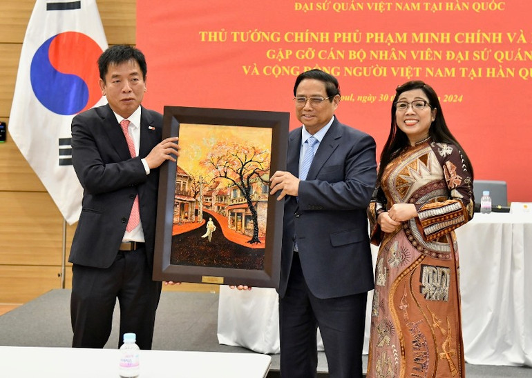 Thủ tướng Phạm Minh Chính và Phu nhân tặng quà lưu niệm cho Đại sứ quán Việt Nam tại Hàn Quốc.
