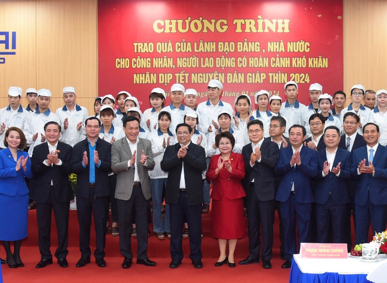 Thủ tướng Phạm Minh Chính với công nhân và người lao động tại buổi lễ.