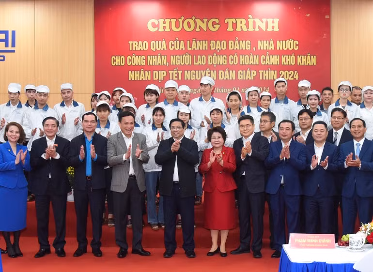 Thủ tướng Phạm Minh Chính với công nhân và người lao động tại buổi lễ.