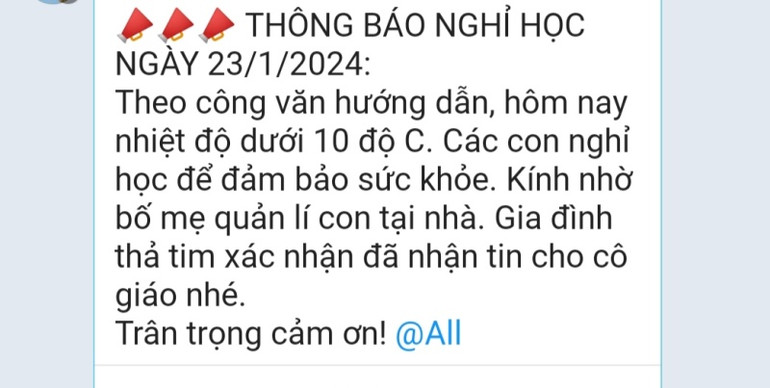Giáo viên thông báo cho học sinh nghỉ học vì trời rét đậm.