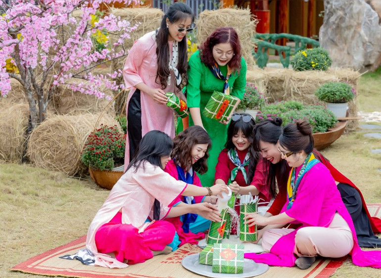 Du khách trải nghiệm không gian “Làng Tết xưa” tại điểm du lịch Happy Land Mộc Châu. Ảnh: Luyện Ngọc Tuấn.