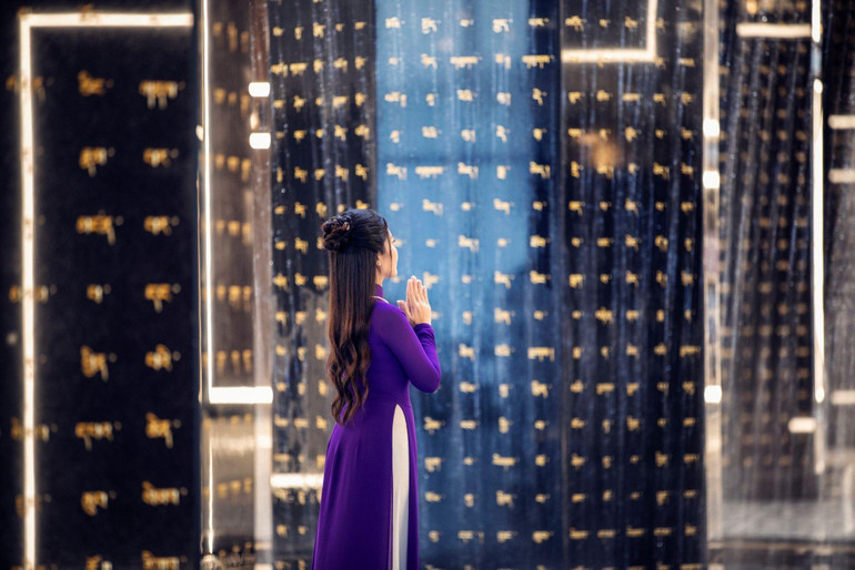 Chiêm bái trụ kinh Bát Nhã tại khu giảng pháp dưới lòng đất. (Ảnh: Sun World Ba Den Mountain)