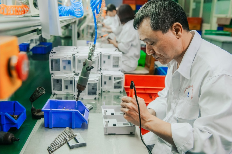Hình ảnh một cán bộ tại nhà máy EMIC - Đơn vị thành viên của Tập đoàn GELEX.