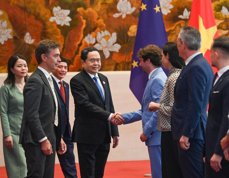Chủ tịch Quốc hội Trần Thanh Mẫn với các Đại sứ EU và Đại sứ, Đại biện các nước thành viên EU.