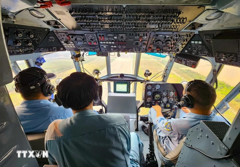 Các phi công thực hiện chuyến bay tại Sân bay Điện Biên. (Ảnh: Xuân Tư/TTXVN)