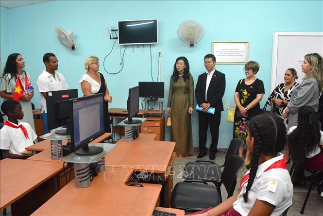 Phu nhân Ngô Phương Ly thăm Trường Tiểu học Võ Thị Thắng ở quận Playa, thủ đô La Habana. Ảnh: Lâm Khánh/TTXVN