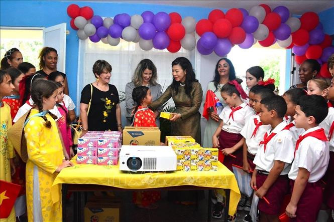 Phu nhân Ngô Phương Ly thăm, tặng quà học sinh Trường Tiểu học Võ Thị Thắng ở quận Playa, thủ đô La Habana. Ảnh: Lâm Khánh/TTXVN