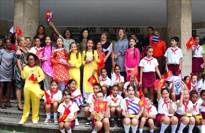 Phu nhân Ngô Phương Ly với học sinh Trường Tiểu học Võ Thị Thắng ở quận Playa, thủ đô La Habana. Ảnh: Lâm Khánh/TTXVN