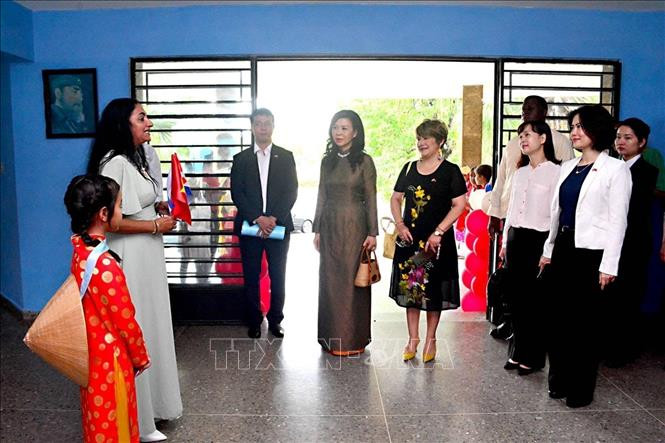 Phu nhân Ngô Phương Ly thăm Trường Tiểu học Võ Thị Thắng ở quận Playa, thủ đô La Habana. Ảnh: Lâm Khánh/TTXVN