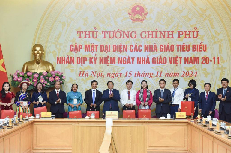 Thủ tướng Phạm Minh Chính tặng quà cho đại diện một số nhà giáo tiêu biểu.
