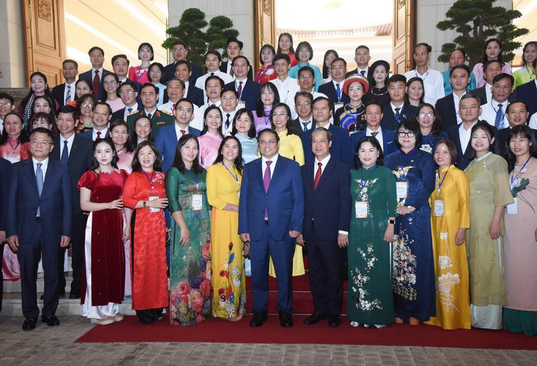 Thủ tướng Phạm Minh Chính với đại diện các nhà giáo, cán bộ quản lý giáo dục tiêu biểu.