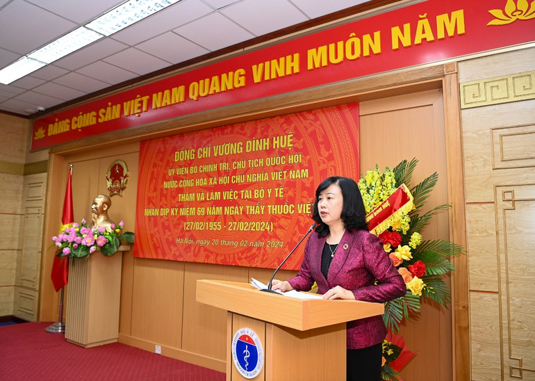 Bộ trưởng Y tế Đào Hồng Lan báo cáo tại cuộc làm việc.