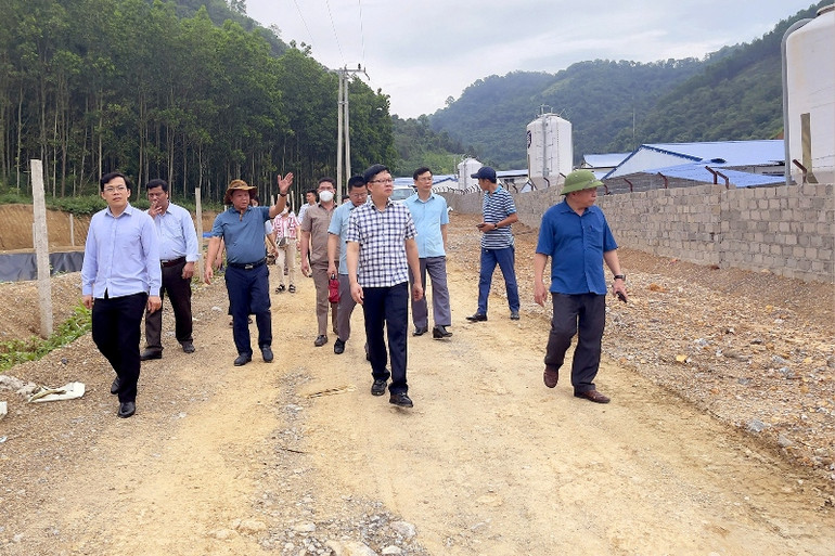 Tổ công tác đặc biệt giải quyết tồn tại, vướng mắc các dự án đầu tư ngoài ngân sách của tỉnh kiểm tra tình hình triển khai dự án trang trại chăn nuôi tại huyện Na Rì. (Ảnh: THU CÚC) Tổ công tác đặc biệt giải quyết tồn tại, vướng mắc các dự án đầu tư ngoài ngân sách của tỉnh kiểm tra tình hình triển khai dự án trang trại chăn nuôi tại huyện Na Rì. (Ảnh: THU CÚC)