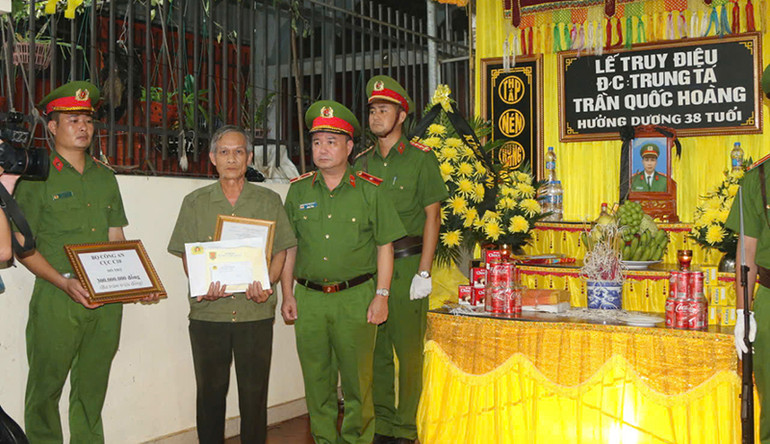 Thiếu tướng Trần Văn Thiện, Cục trưởng C10 tại buổi lễ truy điệu đồng chí Trần Quốc Hoàng. (Ảnh: MPS)