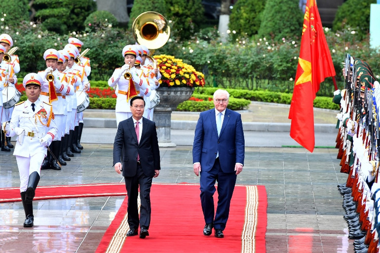 Chủ tịch nước Võ Văn Thưởng và Tổng thống Cộng hòa Liên bang Đức Frank-Walter Steinmeier duyệt Đội danh dự Quân đội nhân dân Việt Nam tại lễ đón. Ảnh ĐĂNG KHOA