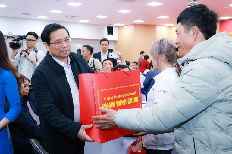 Thủ tướng Phạm Minh Chính trao tặng quà cho công nhân và người lao động.