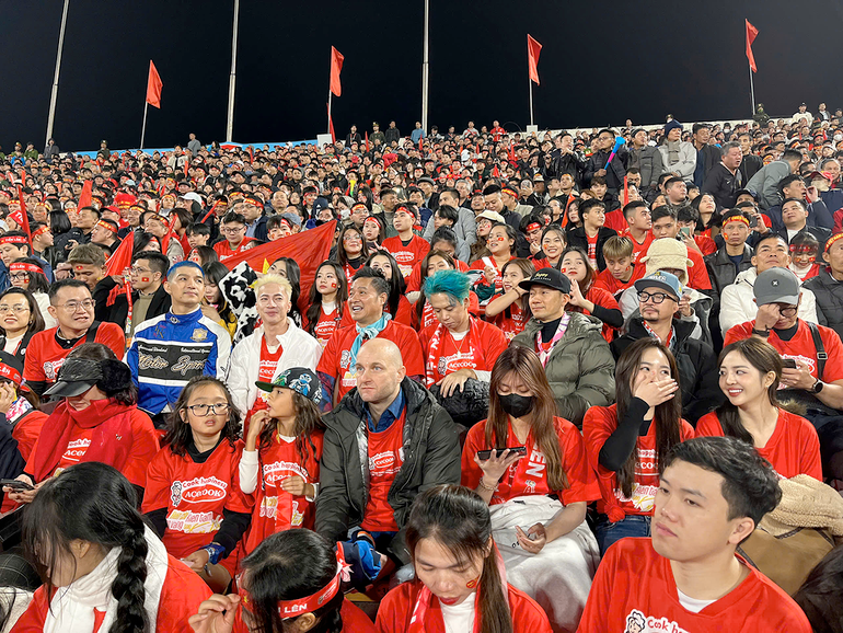 Người hâm mộ cổ vũ cho đội tuyển Việt Nam tại sân vận động Phú Thọ.