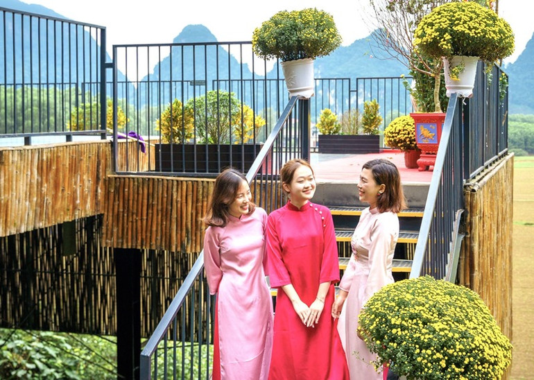 Khách du lịch check-in ở khu nghỉ dưỡng Tú Làn Lodge xã Tân Hóa (Quảng Bình). Ảnh: Hương Giang.