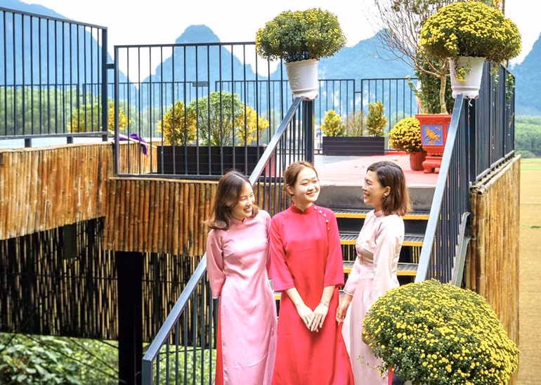 Khách du lịch check-in ở khu nghỉ dưỡng Tú Làn Lodge xã Tân Hóa (Quảng Bình). Ảnh: Hương Giang.